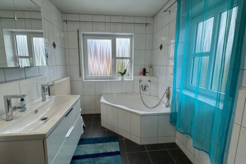 Tageslichtbad mit Wanne und Dusche OG