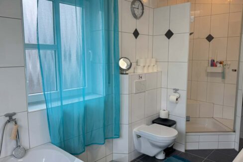 Tageslichtbad mit Dusche und Wanne OG