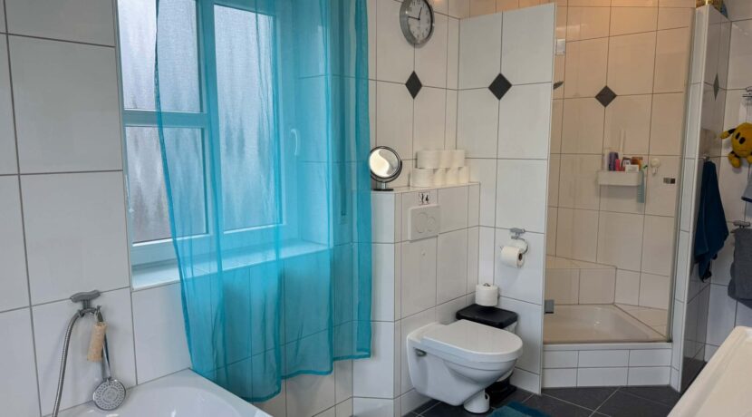 Tageslichtbad mit Dusche und Wanne OG