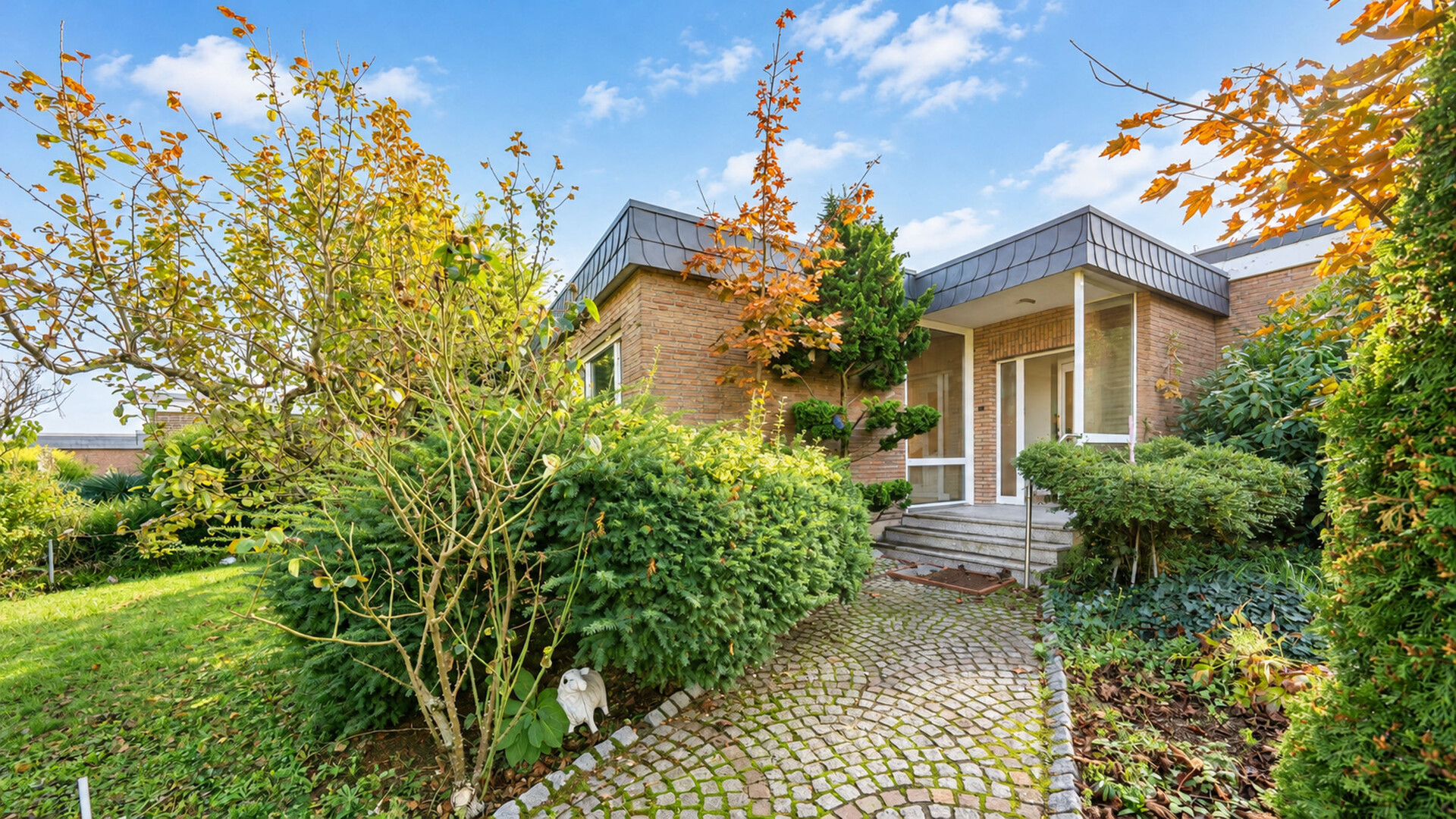 Leben auf einer Ebene! L-förmiger Bungalow mit Vollkeller, Garten und Garage in Grevenbroich-Elsen