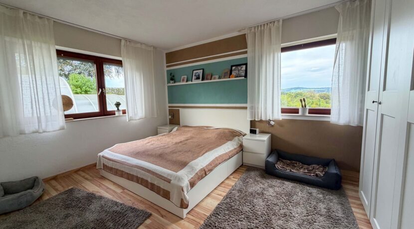 Schlafzimmer mit Ankleide EG