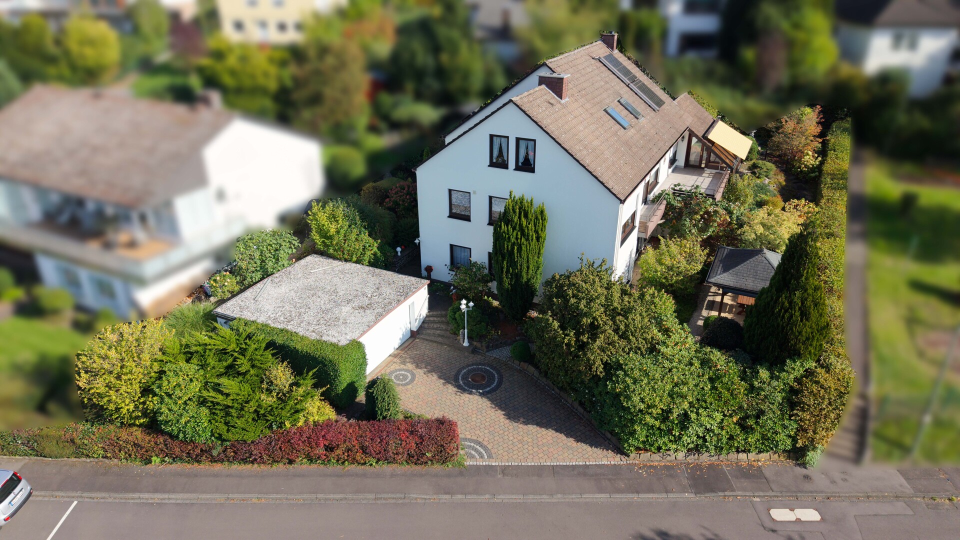 Platz zum Wohlfühlen: Gepflegtes Haus mit liebevoll angelegtem Garten, Einliegerwohnung und Aussicht