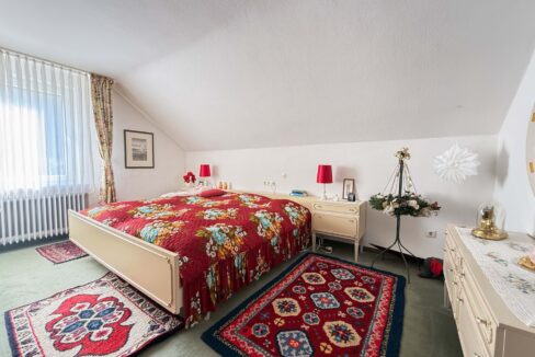 Schlafzimmer (DG)