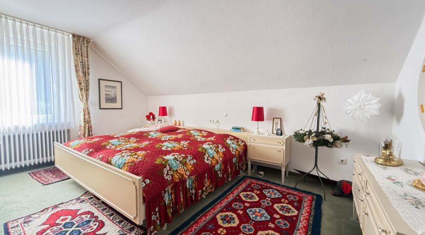 Schlafzimmer (DG)