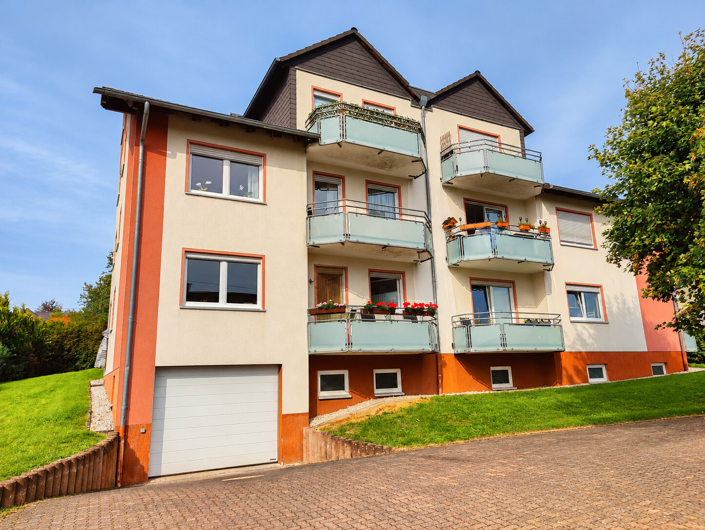 Eigentumswohnung mit Terrasse und Tiefgaragenstellplatz in einem OT von Altenkirchen!