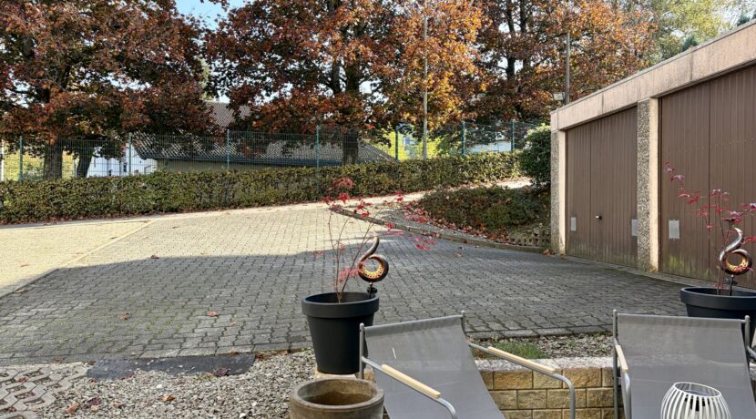 Terrasse Wohnung KG und Bereich hinter dem Haus