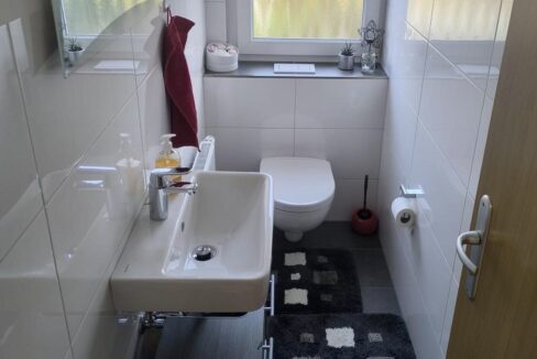 Wohnung OG - modernisiertes Gäste-WC