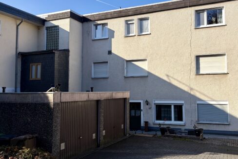 Doppelgarage hinter dem Haus