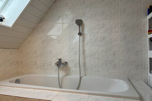 Bad mit Wanne DG - Anbau