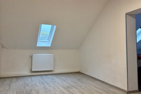 Zimmer mit Durchgang zum nächsten Zimmer DG