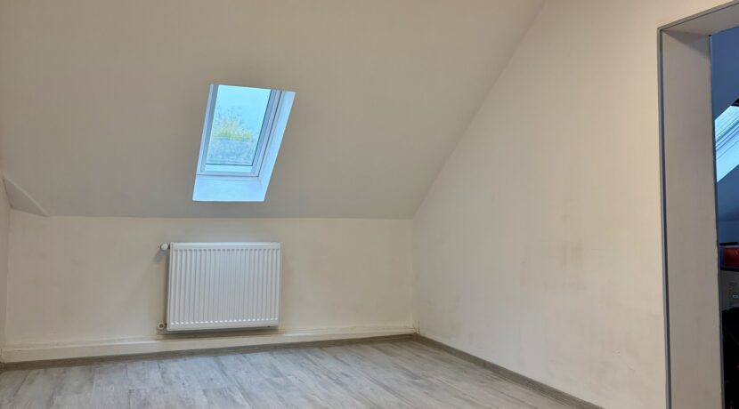 Zimmer mit Durchgang zum nächsten Zimmer DG