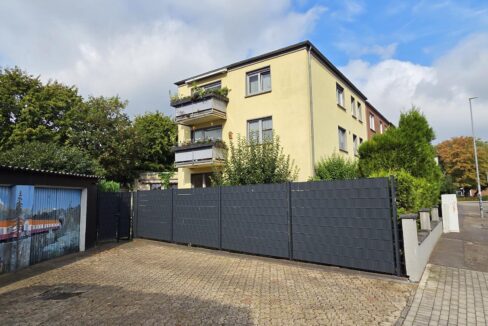 Hausansicht, Garage und Stellplatz