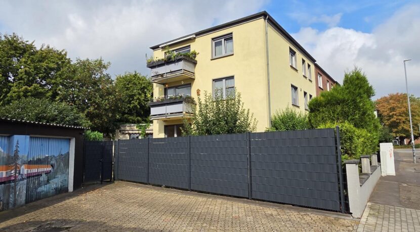 Hausansicht, Garage und Stellplatz