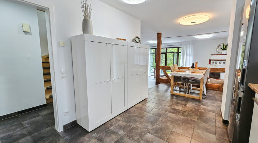 Küche mit Blick ins Wohnzimmer Haupthaus