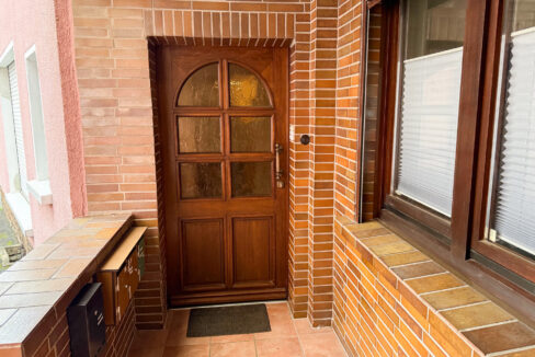 Haus Eingang rechts