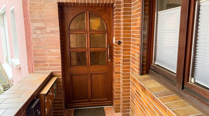 Haus Eingang rechts