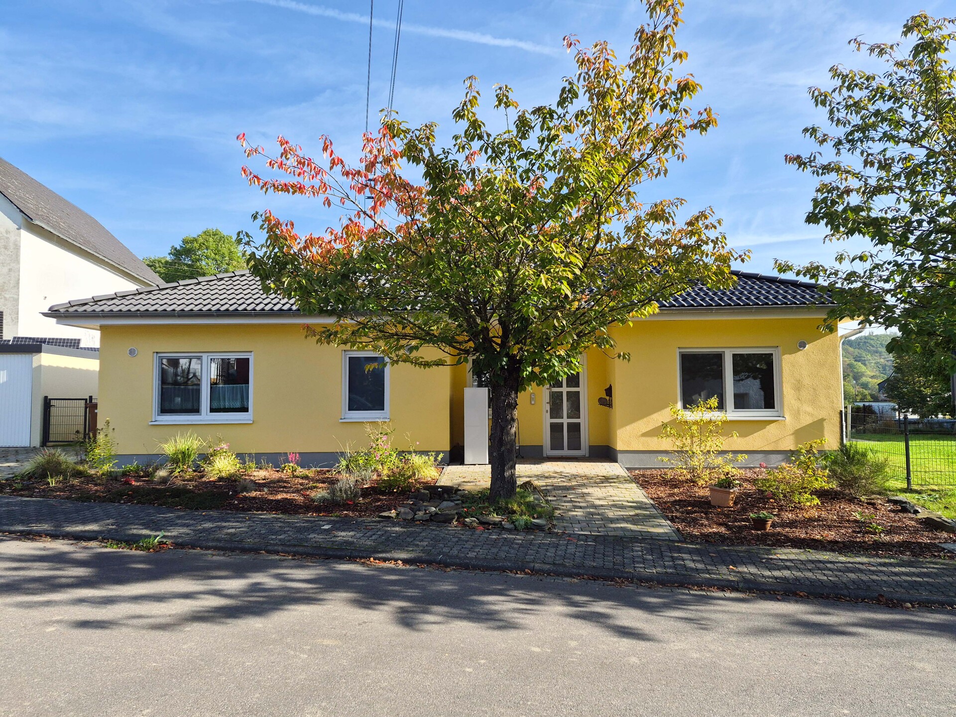 Barrierefrei Wohnen – Repräsentativer, ebenerdiger Bungalow mit kleinem Apartment (optional)!