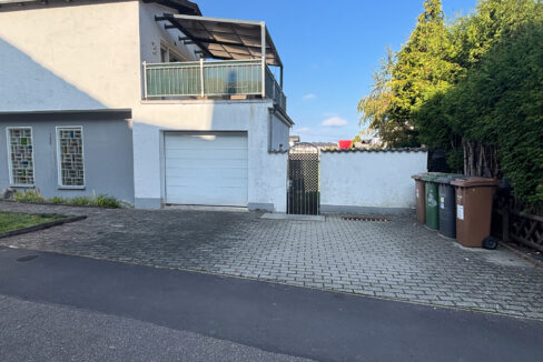 Garage und Stellplätze