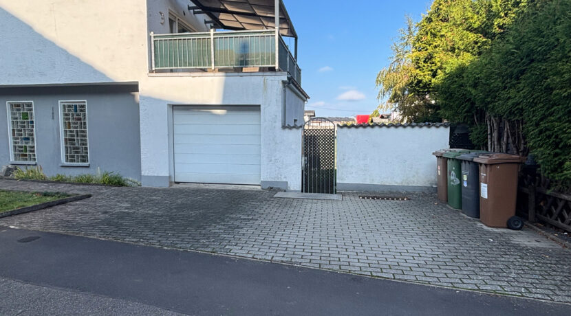 Garage und Stellplätze