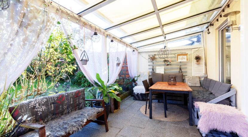 überdachte Terrasse mit Markise
